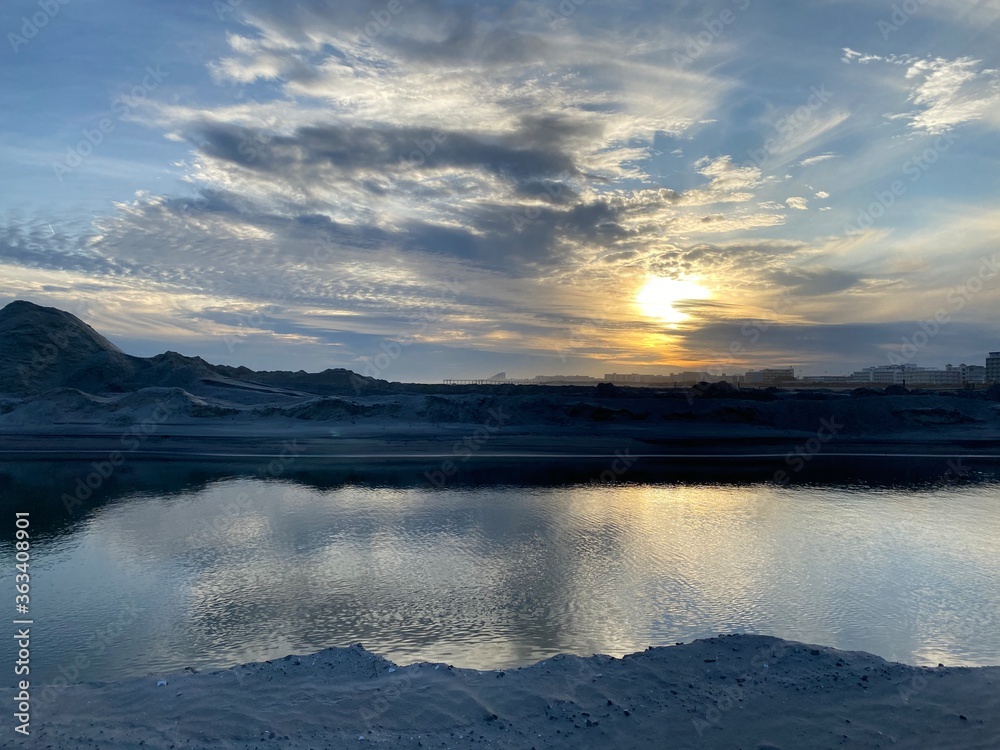 Obraz premium sunset over the lake