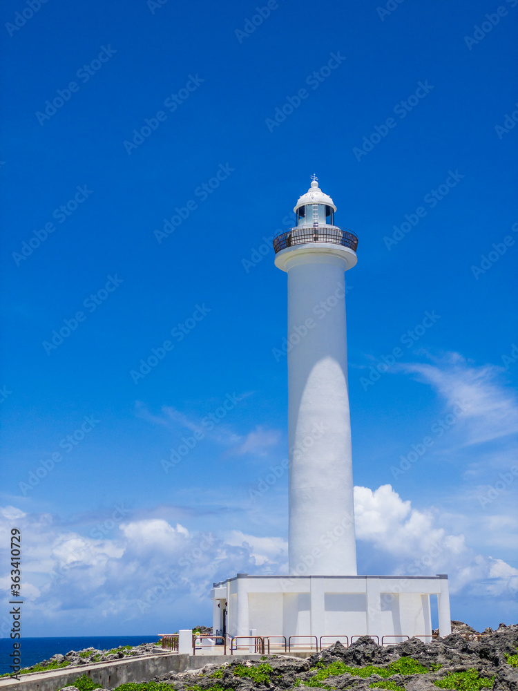 夏のさわやかな青空と沖縄の観光スポットの残波岬灯台と海 02