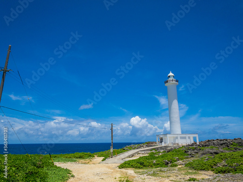 夏のさわやかな青空と沖縄の観光スポットの残波岬灯台と海 01