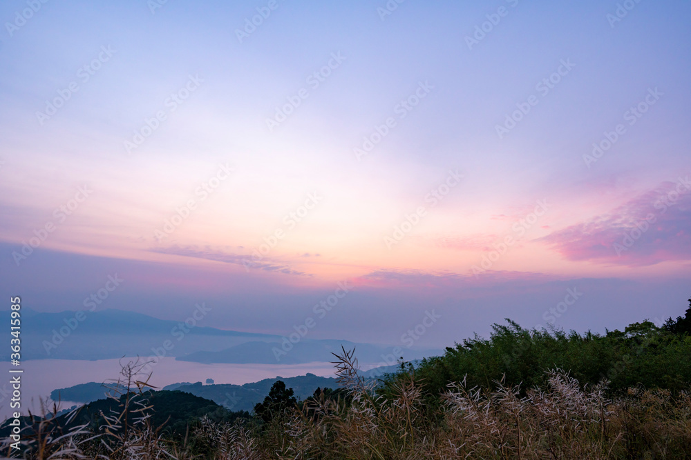 Obraz premium 夜明けの大村湾の空