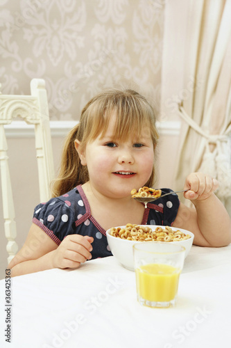 Girl having healthy breakfast