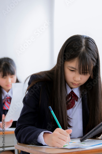 授業を受ける女子学生