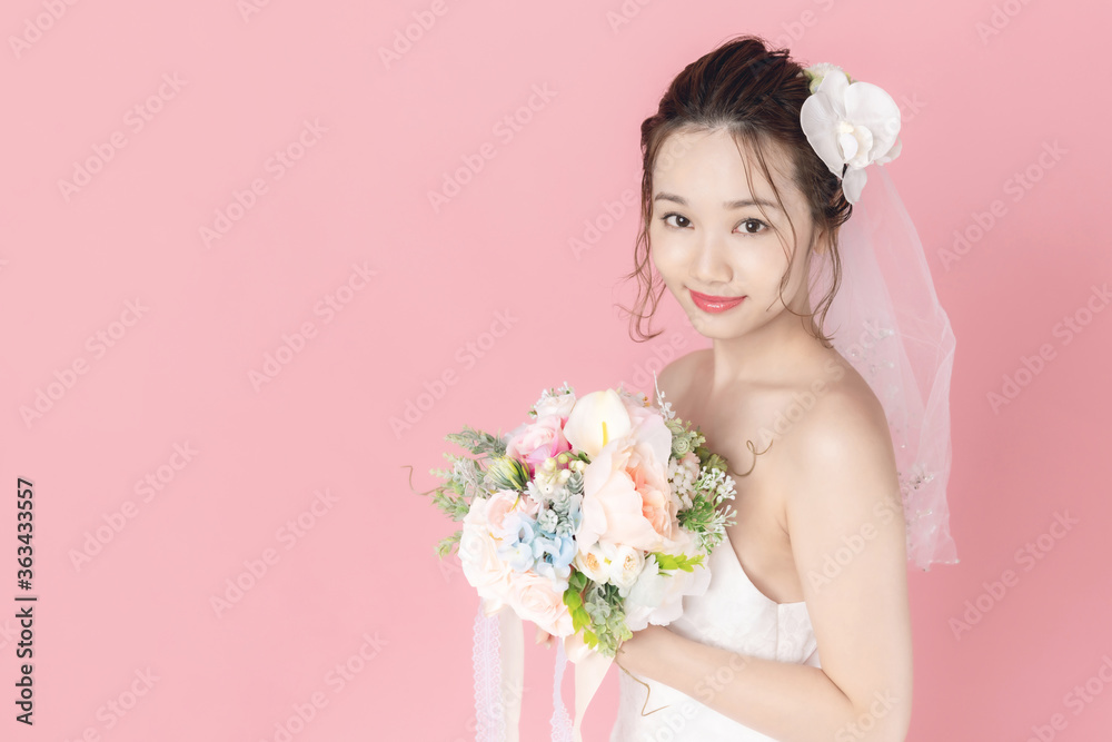 ウェディングドレスを着た女性