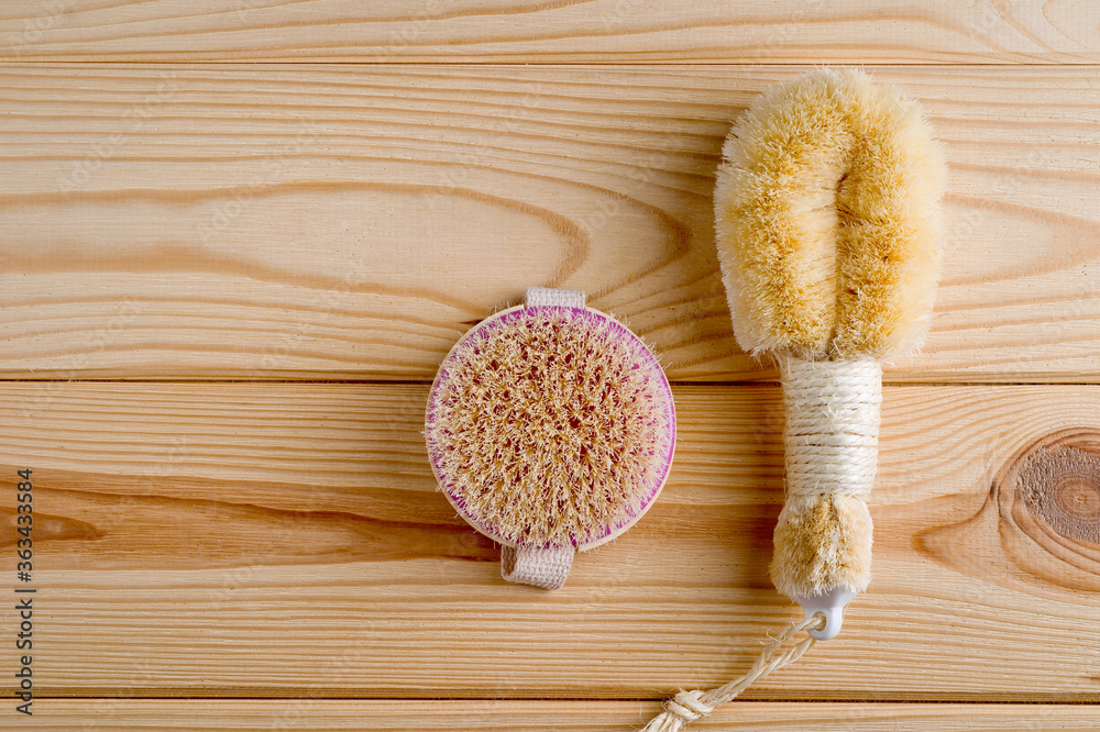 Palm brush for scrubbing and massage. Apply to both dry and wet skin.