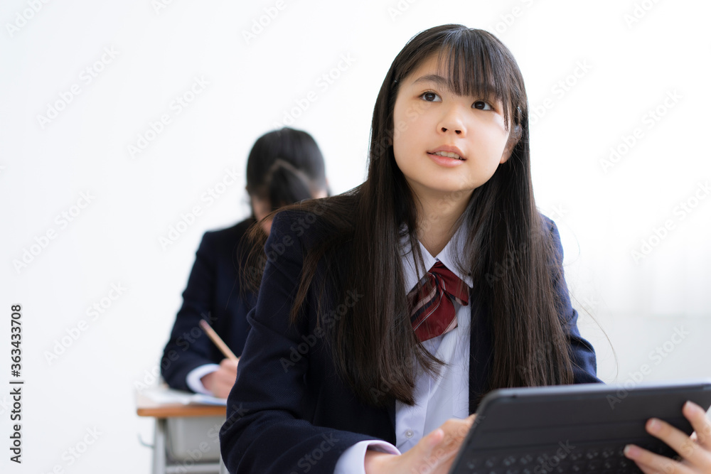 授業を受ける女子学生