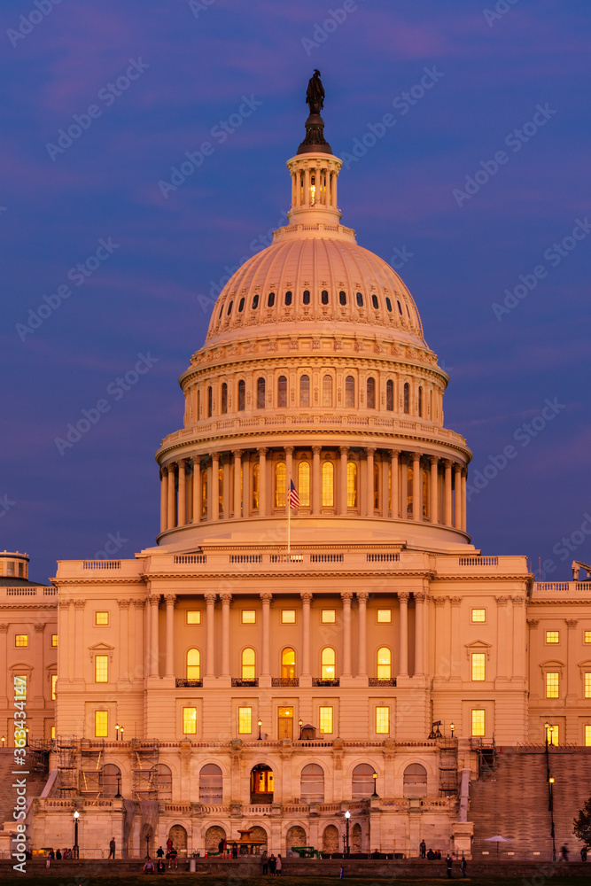 Obraz premium Sunset at the Capitol building 