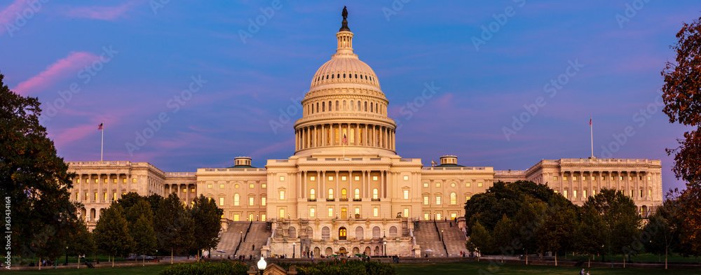 Fototapeta premium Sunset at the Capitol building 