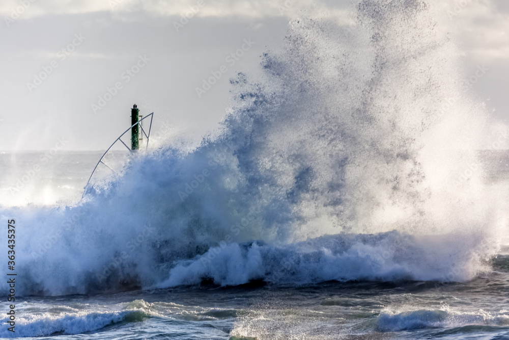 vagues venant exploser sur la jetée du port de Saint-Gilles-les-Bains, Réunion 