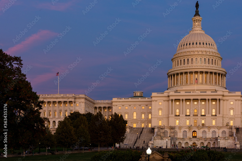 Obraz premium Sunset at the Capitol building 