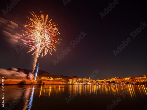 Canvas Print Beautiful fireworks of July 4th at Lake Las Vegas