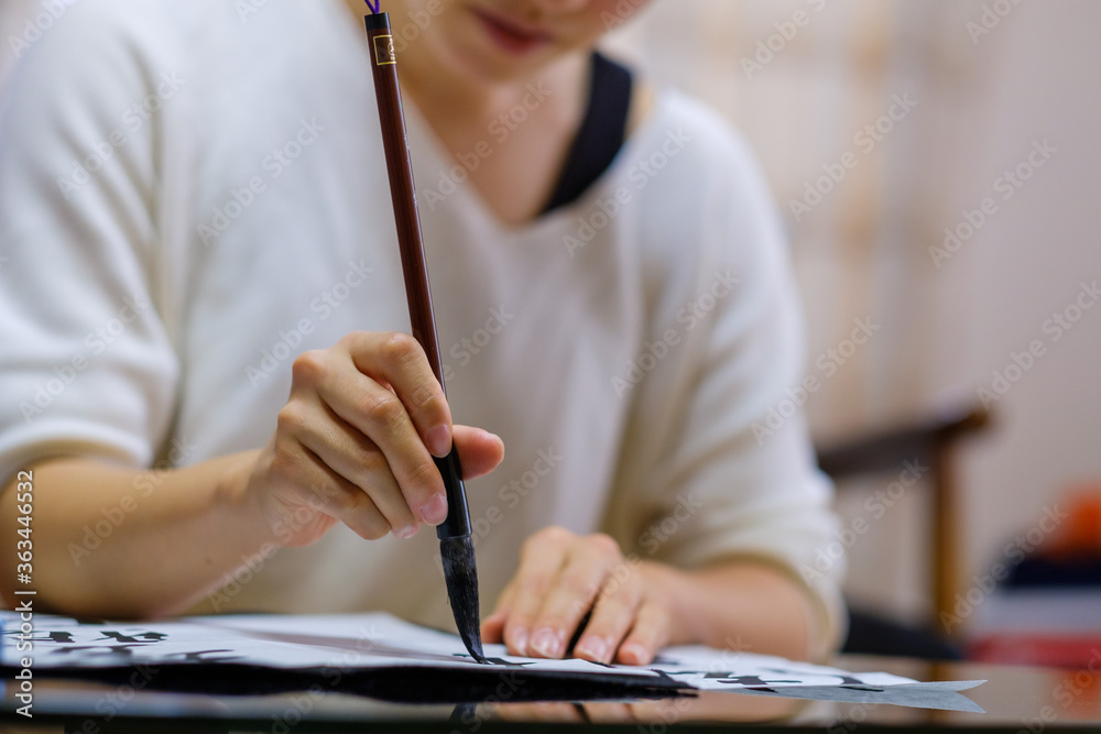 書道をする日本人女性 習字 毛筆 書道をする日本人女性 習字 毛筆