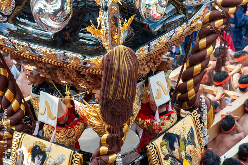 灘のけんか祭り、神輿と打ち子のクローズアップ