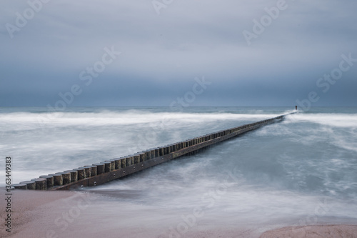 Fototapeta Naklejka Na Ścianę i Meble -  falochron na brzegu morza. Morze Bałtyckie plaża na wschód od Darłowa