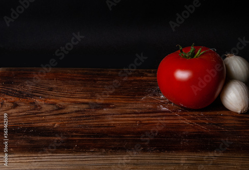 Deska z jedzeniem, śniadanie, pomidor © Robert