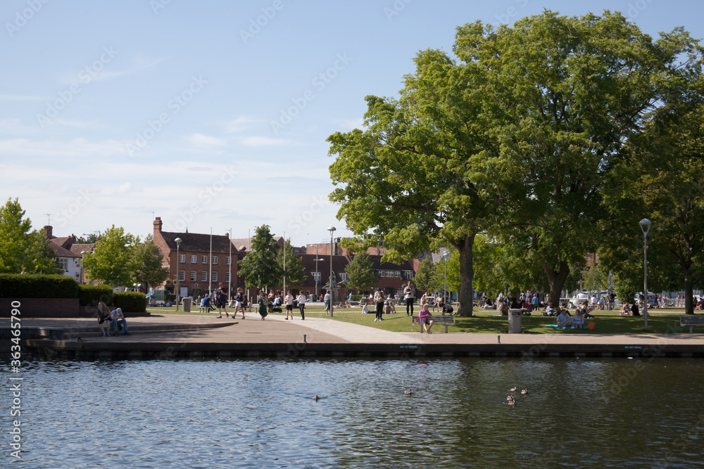 Obraz premium Bancroft Gardens from the far side of The River Avon at Stratford upon Avon in Warwickshire in the UK