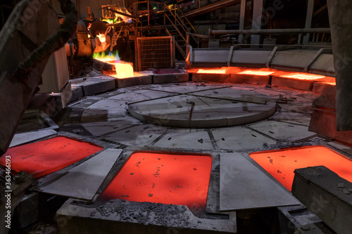Fotografia View of the copper casting to the molds in the smelting of the industrial plant