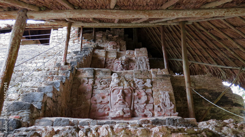 Grabados de rostro de color rojo del dios maya del sol kin photo