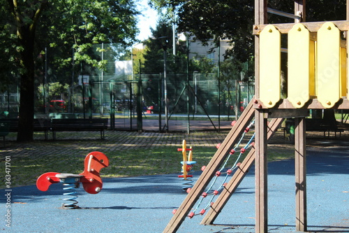 Area giochi per bambini nel parco in città - divertimento in estate photo