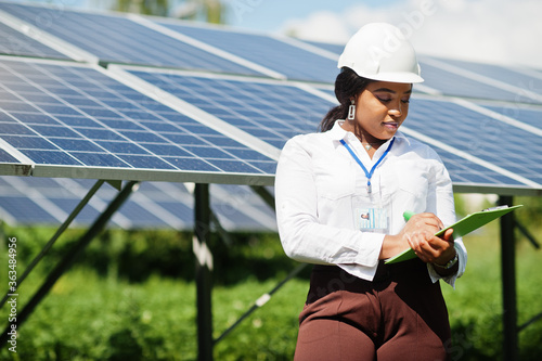 Foto African american technician check the maintenance of the solar panels