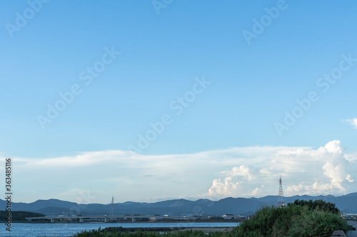 山脈に浮かぶ入道雲