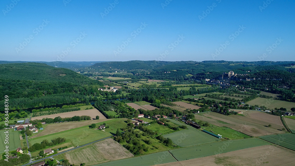 Village de la Roque-Gageac dans le Périgord en France vue du ciel