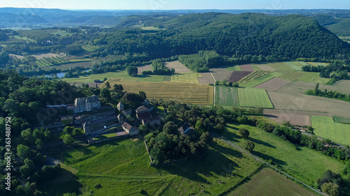 Village de la Roque-Gageac dans le P  rigord en France vue du ciel