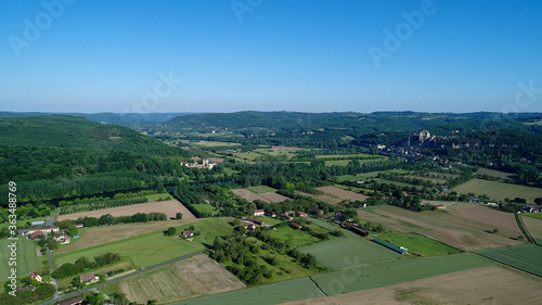 Village de la Roque-Gageac dans le P  rigord en France vue du ciel