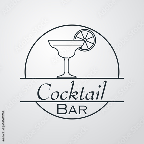 Concepto vida nocturna. Logo lineal con texto Cocktail Bar en círculo con cocktail margarita en fondo gris