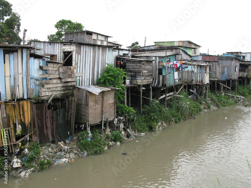 Foto Shanty town in Manaus Amazonia, Brazil - A favela is a specifically portuguese word for a shanty town