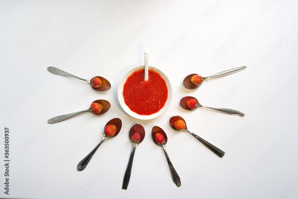 Wild strawberry or alpine wild strawberry. Top view.
On a white background eight teaspoons.
In each spoon lies one strawberry. In the center is a saucer with jam. Wild strawberry or alpine wild strawberry. Top view.
On a white background eight teaspoons.
In each spoon lies one strawberry. In the center is a saucer with jam.