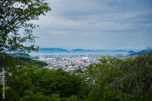 松山市の風景と奥に見える海