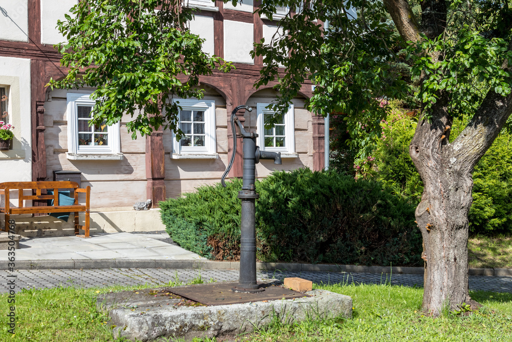 Obraz premium alte Pumpe