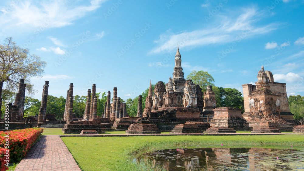 Fototapeta premium Wat Mahathat in Sukhothai Historical Park, Sukhothai, Thailand. It is part of the World Heritage Site - Historic Town of Sukhothai and Associated Historic Towns.