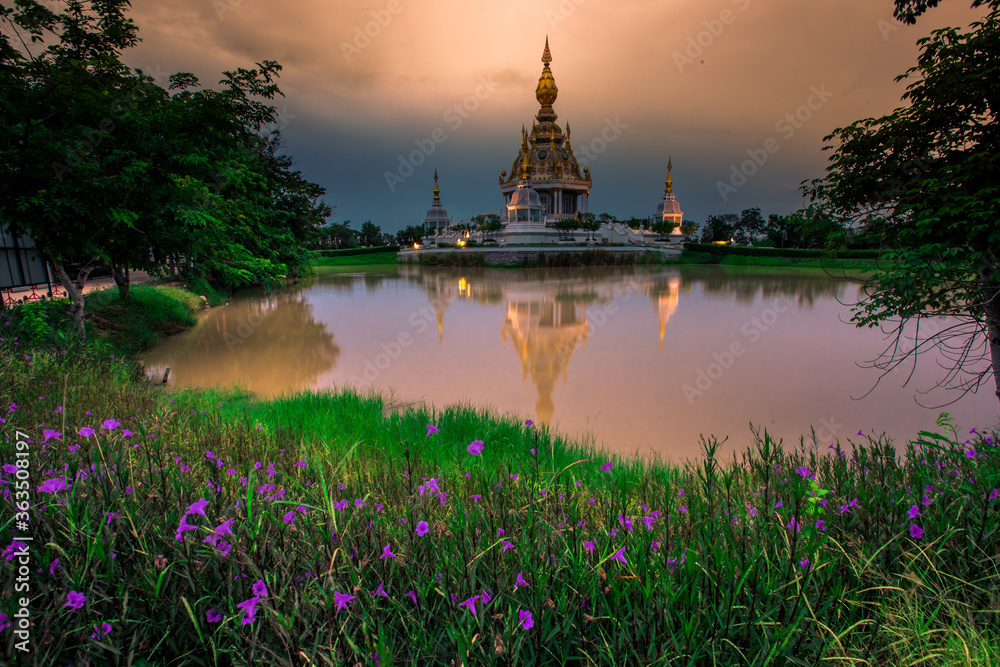 Wat Thung Setti-Khon Kaen: June 16, 2020, the atmosphere inside the temple has large sculptures, statues, DJs in the middle of the water, allowing tourists to come to make merit in Thailand