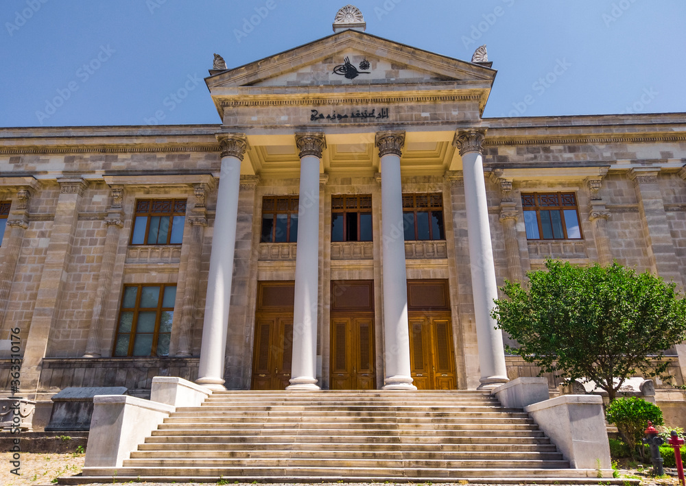 Obraz premium courtyard, exterior of Istanbul Archaeological Museum. Entry group. Porch. Steps. Columns of white marble. Empty museum, no visitors and tourists. Turkey, Istanbul, Sultanahmet.