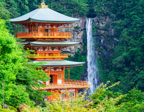 日本を象徴するイメージ 那智の滝と三重塔