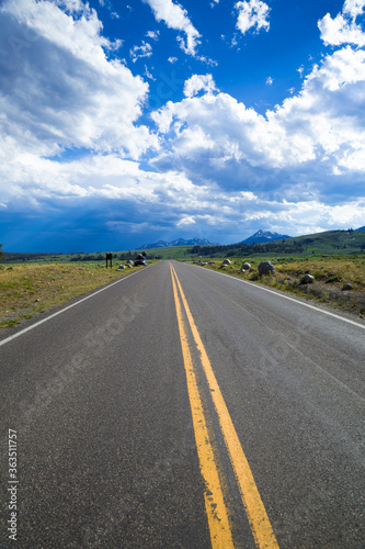 Straight road under cloudy sky in Yellowstone © Echo