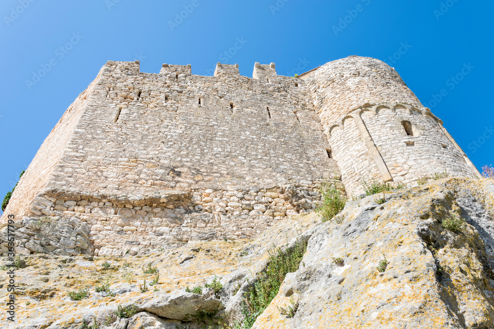 Antiguo castillo medieval con elevados muros construido sobre rocas en la población de Calafell.