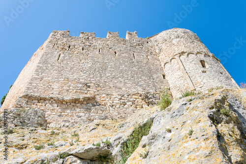 Antiguo castillo medieval con elevados muros construido sobre rocas en la población de Calafell.