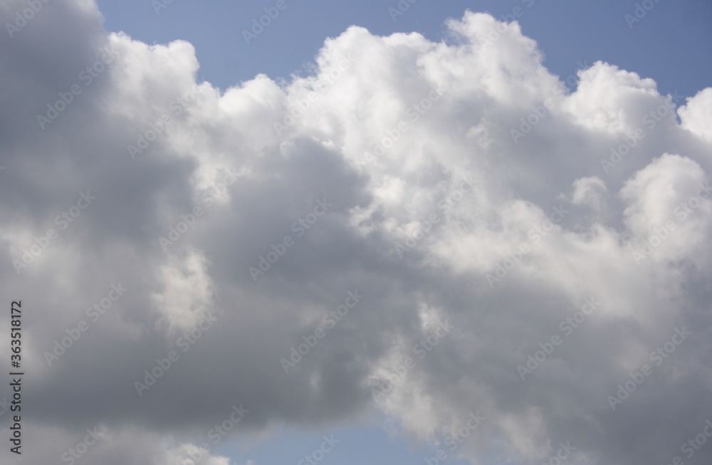 Wolkenbildung und blauer Himmel im Sommer über Lippetal Büninghausen