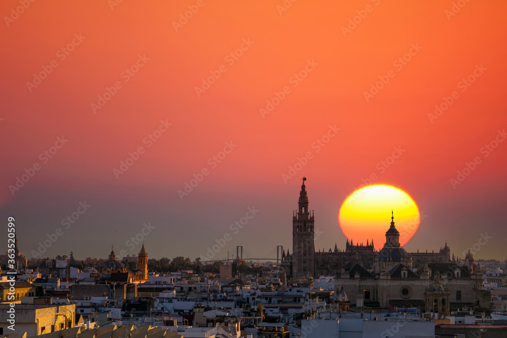 hermoso atardecer sobre la ciudad de Sevilla, España