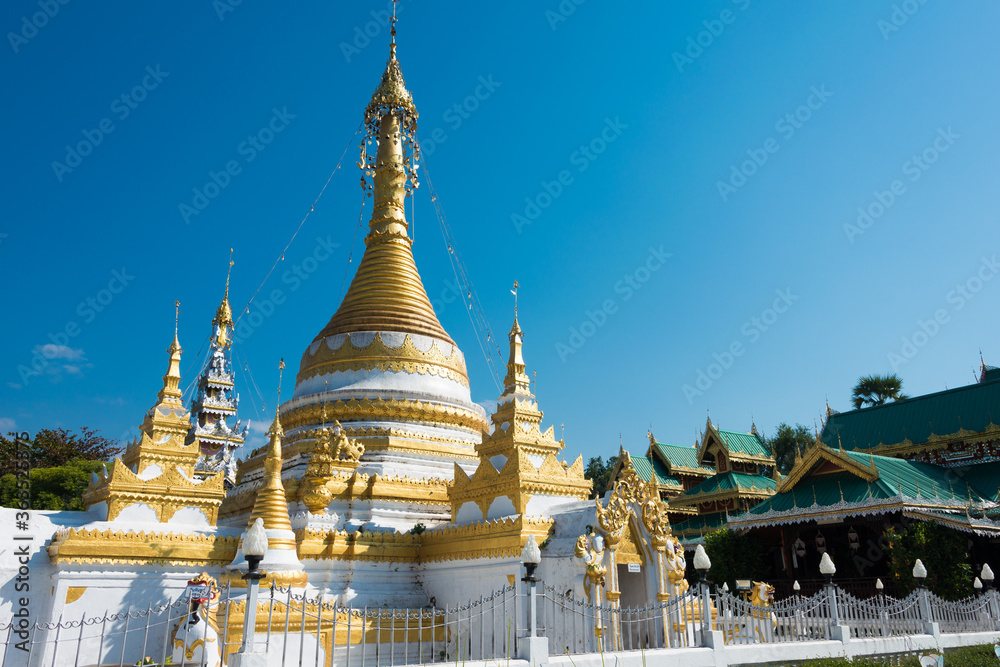 Fototapeta premium Wat Chong Klang and Wat Chong Kham in Mae Hong Son, Thailand.