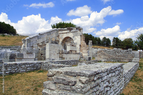 Obraz na plátne Pietrabbondante, Molise/Italy -The archaeological remains with the Samnites Temple and Theatre