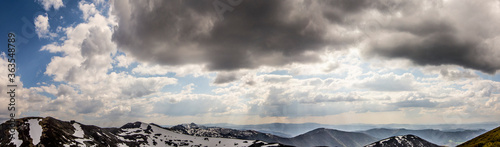 Montañas y valles de Los Ancares en Galicia © Javier