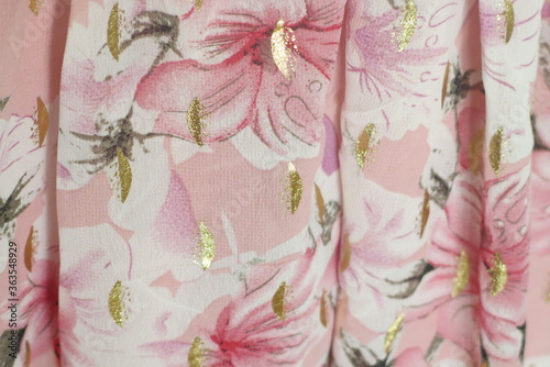 Tissu a fleures roses avec des touches de doré
