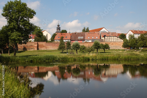 Mecklenburgische Kleinstadtidylle; Blick vom Stadtpark auf die Altstadt von Malchin