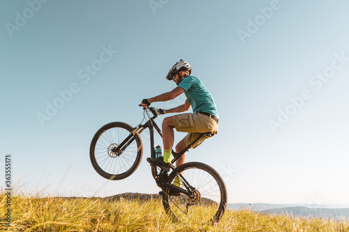 Man riding his mountain bike outdoor in nature © Tommaso Lizzul