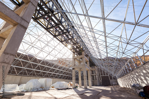 Fotografie Space roof and horizontal conveyor system in the new plant