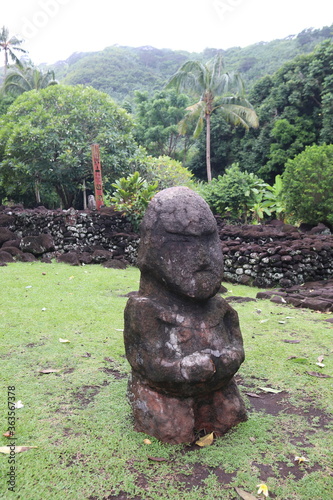 Tiki du marae Arahurahu à Tahiti, Polynésie française photo