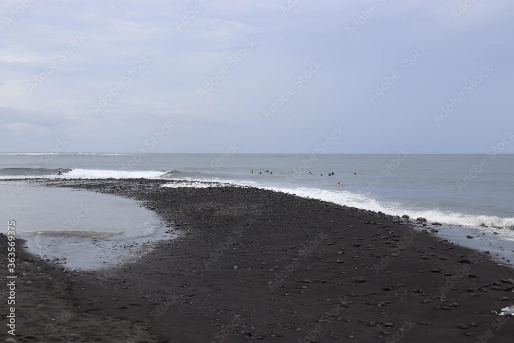 Plage de sable noir à Tahiti, Polynésie française